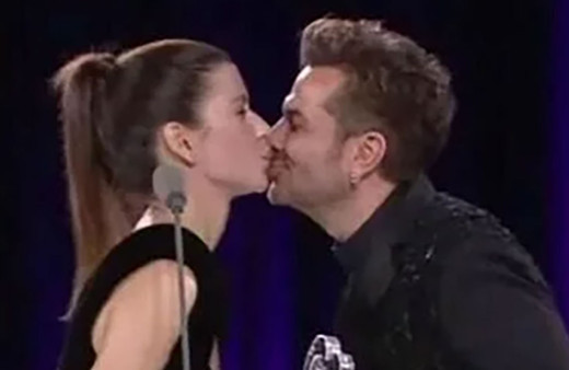 Beren Saat ve Kenan Doğulu'dan aşk pozu! 9. yıllarını kutladılar...