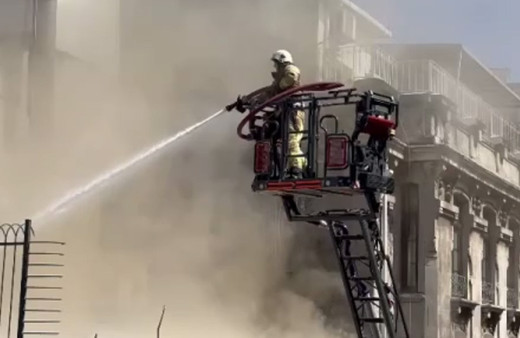 Beyoğlu'nda 4 katlı binanın çatısında çıkan yangın söndürüldü