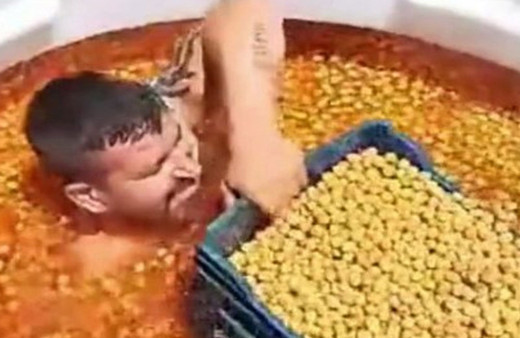 Manisa'daki mide bulandıran olayda yeni gelişme! Çıplak halde zeytin tankına girmişti