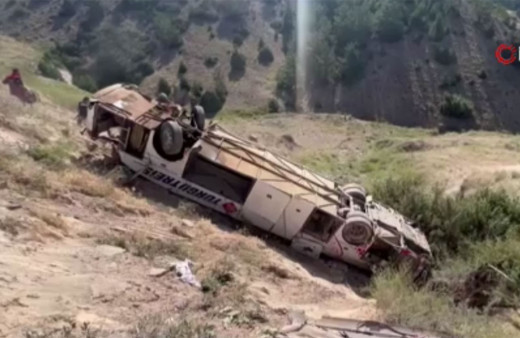 Kars'ta yolcu otobüsü viyadükten düştü! Çok sayıda ölü ve yaralı var