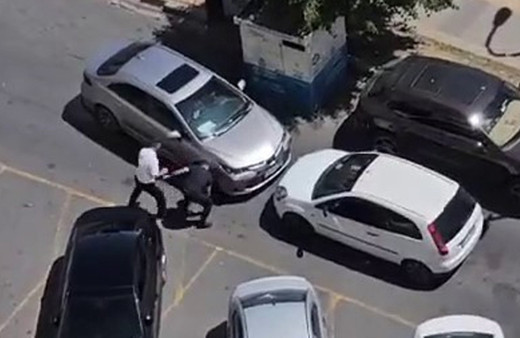 Haklı olan sürücü öylece bakakaldı! Ters yöne giren maganda bıçak çıkarıp...