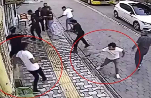 İki aile birbirine girdi, ortalık savaş alanına döndü! Kamera görüntüleri ortaya çıktı: Acımasızca birbirlerine saldırdılar!