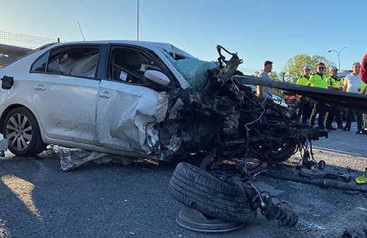 E-5 Karayolunda acı kaza! Araç bariyerlere ok gibi saplandı