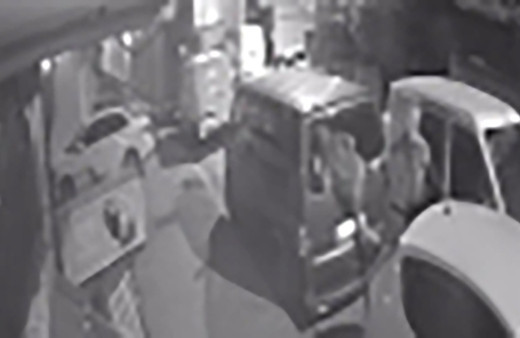 Böyle rahatlık görülmedi! Centilmen hırsızlar araca yol verip soyguna devam etti