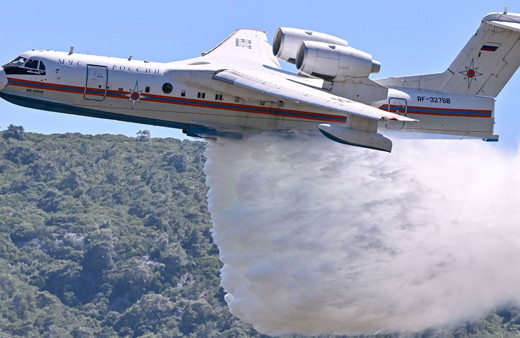 İzmir'de alev alan otomobil orman yangınına yol açtı! İzmir-Çeşme Otoyolu ulaşıma kapatıldı