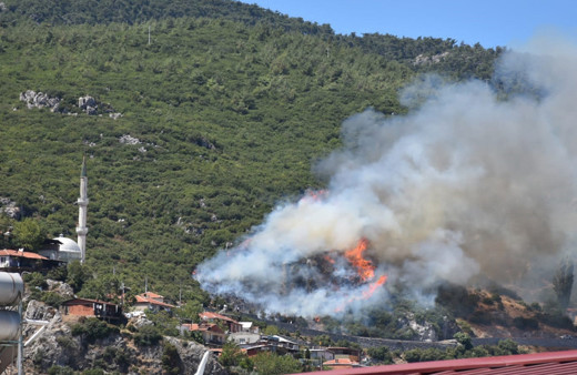 İzmir'de orman yangını! Yerleşim yerlerini tehdit eden alevler kontrol altında