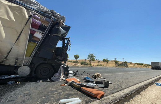 Mardin'de kamyon tıra çarptı: 1 kişi öldü, 2 kişi yaralandı!