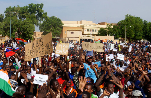 Nijer'de darbe destekçileri cuntanın çağrısıyla sokağa indi!