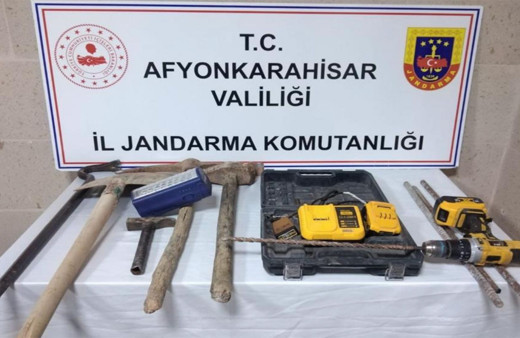 Jandarmadan definecilere baskın! Şarjlı vidalama ile define arayan 3 kişi yakalandı