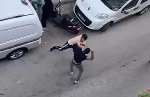 Yumruklar havada uçuştu! Bursa'da sahte kabadayılar yan baktın kavgası çıkarttı