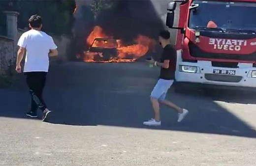 Herkesin gözünün önünde cayır cayır yandı! Koca otomobil hurdaya döndü