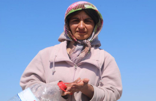 Depremde sevdiklerini kaybeden kadın yürekleri parçaladı! "Her gün mezara gelip ağlıyor"