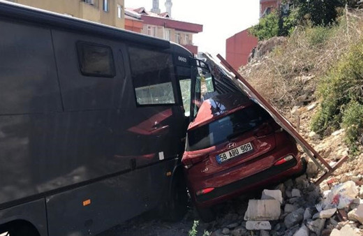 İstanbul'da freni boşalan karavan park halindeki araca çarptı!