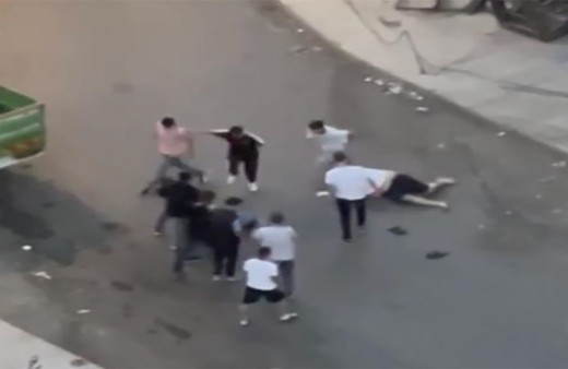 Görenleri şok etti! Sopayla bayılttığı adamı acımadan tekmeledi!