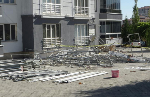 Malatya’da inşaat iskelesi çöktü: 3 işçi ağır yaralandı!
