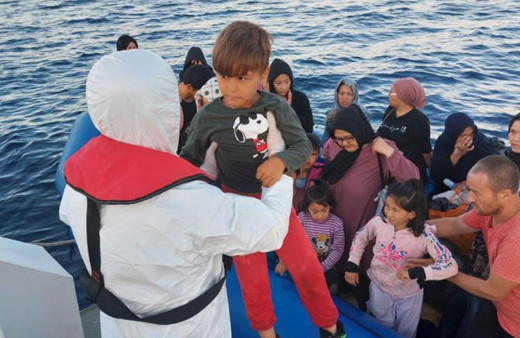 Yunanistan'ın ölüme terk ettiği 41 düzensiz göçmen kurtarıldı