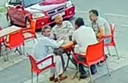 Arkadaşları ile çay içerken dehşeti yaşadı, bir anda yerinden sıçradı: Bir şey ısırdı sandım