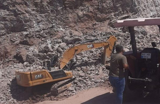 Diyarbakır'da operatörün feci ölümü! Kayalar iş makinasının üstüne düştü...