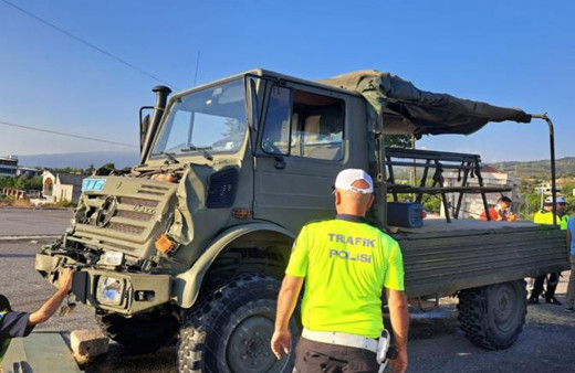 Hatay'da askeri araç tıra çarptı: 10 asker yaralı