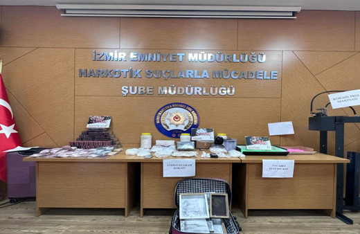İzmir'de uyuşturucu tacirlerine büyük vurgun! 13,5 kilo kokain ve binlerce hap ele geçirildi