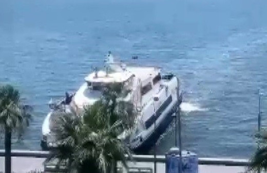 İzmir'de arıza yapan yolcu gemisi kıyıya çarptı! O anlar saniye saniye kaydedildi