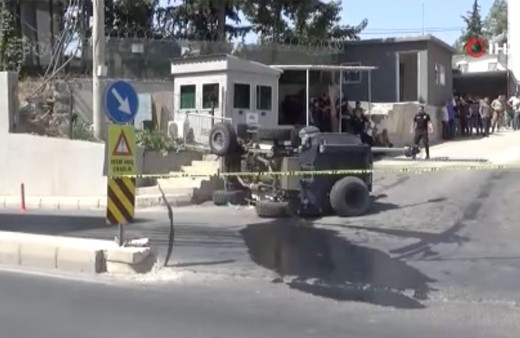 Şanlıurfa'da zırhlı polis aracı devrildi! Yaralanan polisler hastaneye kaldırıldı