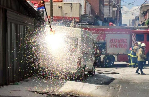 Sultangazi'de panik anları: Elektrik kabloları bomba gibi patladı!