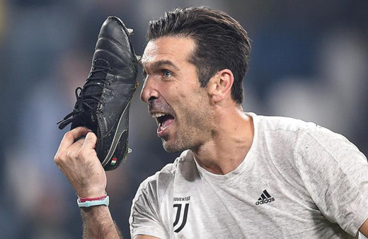 Efsane kaleci Gianluigi Buffon, 45 yaşında futbola veda etti