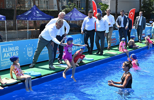 Bursa'da öğrenciler okul bahçelerine kurulan portatif havuzlarda yüzme öğreniyor