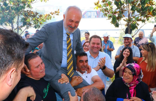 Yüksek zammı alan işçiler belediye başkanını omuzlarda taşıdı