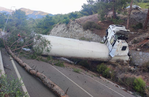 Faciaya ramak kala... Doğalgaz yüklü tanker uçuruma yuvarlandı! Ekipler bölgede...