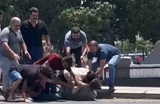 Gaziantep'te yol ortasında tekme tokatlı "kaza" kavgası! Vatandaşlar güçlükle ayırdı...