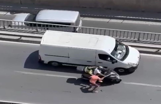 İstanbul'da motosiklet sürücüsüne tırcı maganda dehşeti! Köşeye sıkıştırdı, sopayla paramparça etti