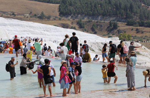 Pamukkale'yi yılbaşından bu yana 1 milyon 149 bini aşkın kişi ziyaret etti!