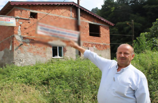 Evlenebilmek için yaptığına görenler inanamadı! Evine astığı pankartla herkesi güldürdü