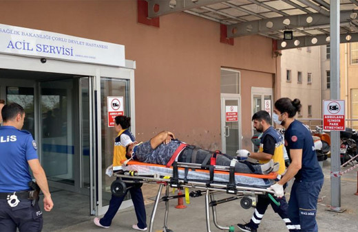 Kamyon şoförü ölümden kıl payı kurtuldu! 1 ton alüminyum üstüne yıkıldı