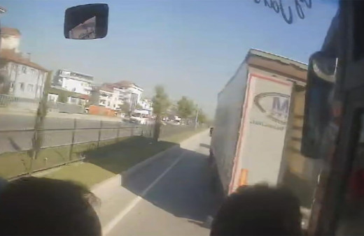 Bursa'da feci kaza! Tıra çarpan otobüste 2 kişi yaralandı