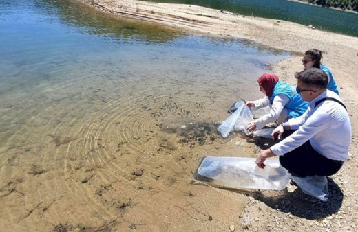 Kütahya Hisarcık’ta baraj ve göletlere 60 bin yavru sazan balığı bırakıldı