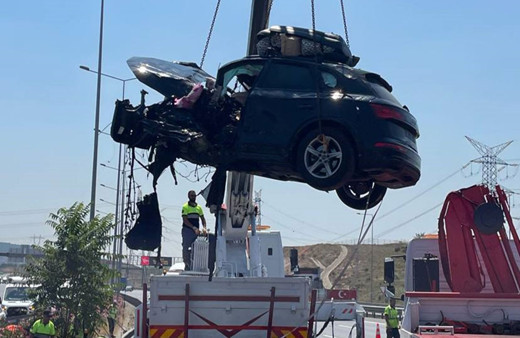 Savrulup bariyere çarptı! Feci kazada yaralılar var