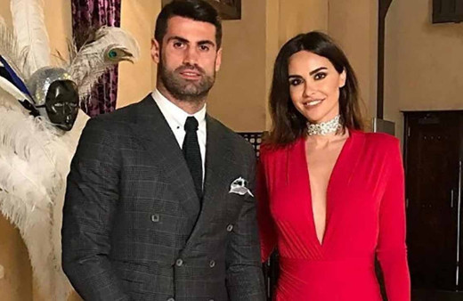 Zeynep Sever, göğüs dekoltesindeki detay üzerinden eşi Volkan Demirel'e gönderme yaptı