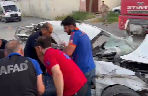 Antakya'da park halindeki tıra çarpan otomobil hurdaya döndü: 2 ölü, 2 yaralı