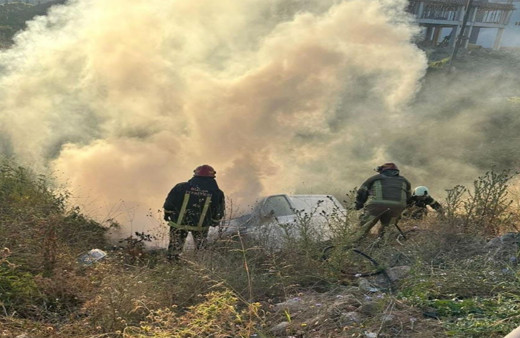 Yanmaktan son anda kurtuldular! Şarampole yuvarlanan minibüs alev aldı