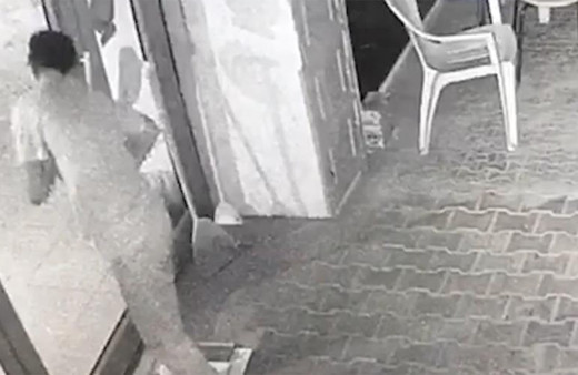 Cami hırsızı yakalandı! Beceriksiz hırsız açamadığı cami kapısındaki parmak izlerini temizledi