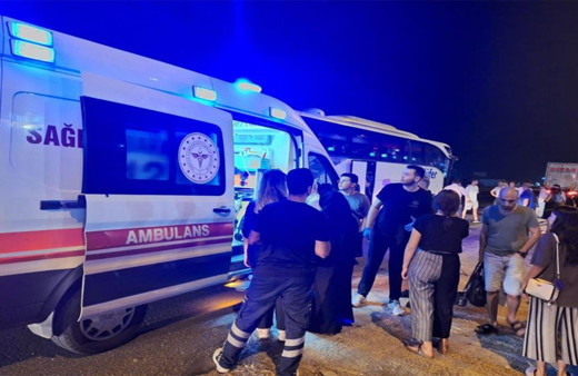 Manisa'da yolcu otobüsü tıra çarptı! Kazada birçok yolcu yaralandı