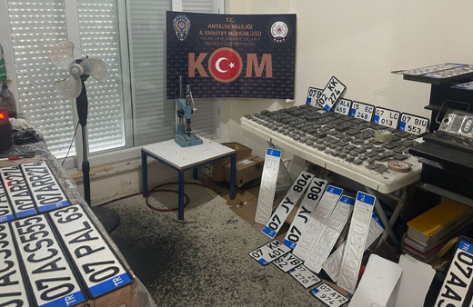 Sahte plaka basıp, internette satan dolandırıcı yakalandı!