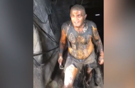 Üzerine talaş, çamur ve yağ atıldı, iş kıyafetleri yırtıldı!