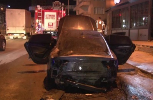 Pendik'te lüks araç alev aldı! Herkesin gözü önünde cayır cayır yandı