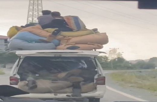 Görenlerin yüreği ağzına geldi! Çay yüklü aracın üzerinde seyahat ettiler