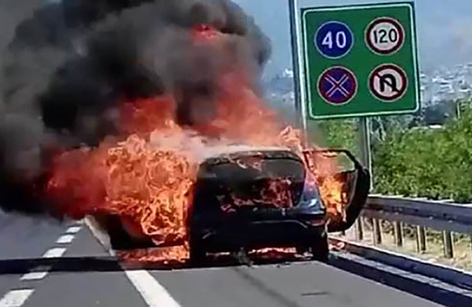 Otoyol üzerindeki araç seyir halindeyken alev topuna döndü