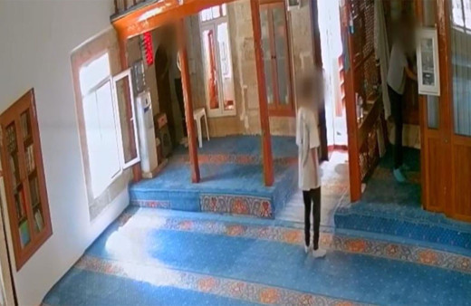 Böyle hırsızlık görülmedi! Caminin sadaka kutusunu çalarken halılar batmasın diye ayakkabılarını çıkarttılar